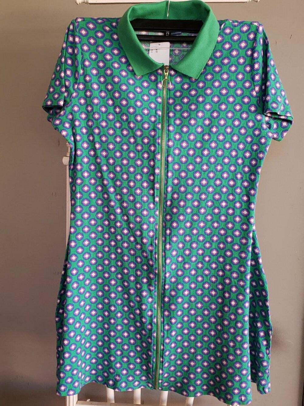 BNWT DIVIDED geometric lush green front zip tee dress (XL)